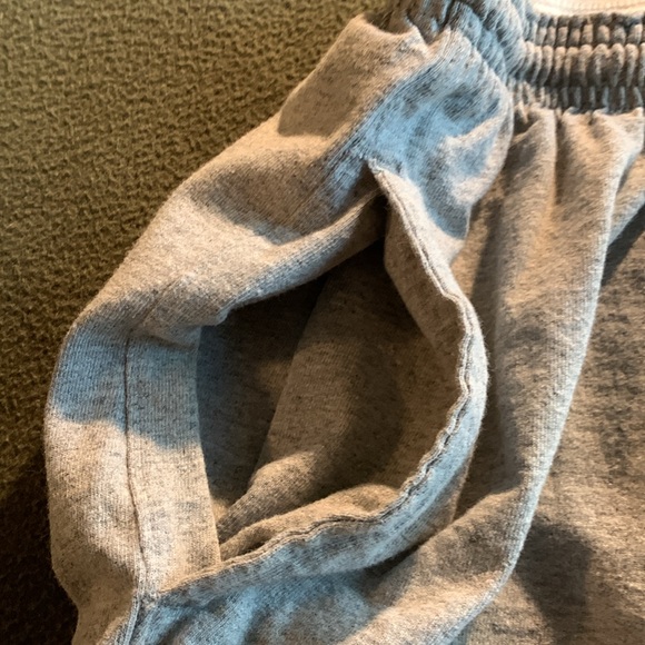 Men’s Champion light heather gray, elastic waist shorts with pockets. Size XL - Picture 4 of 7